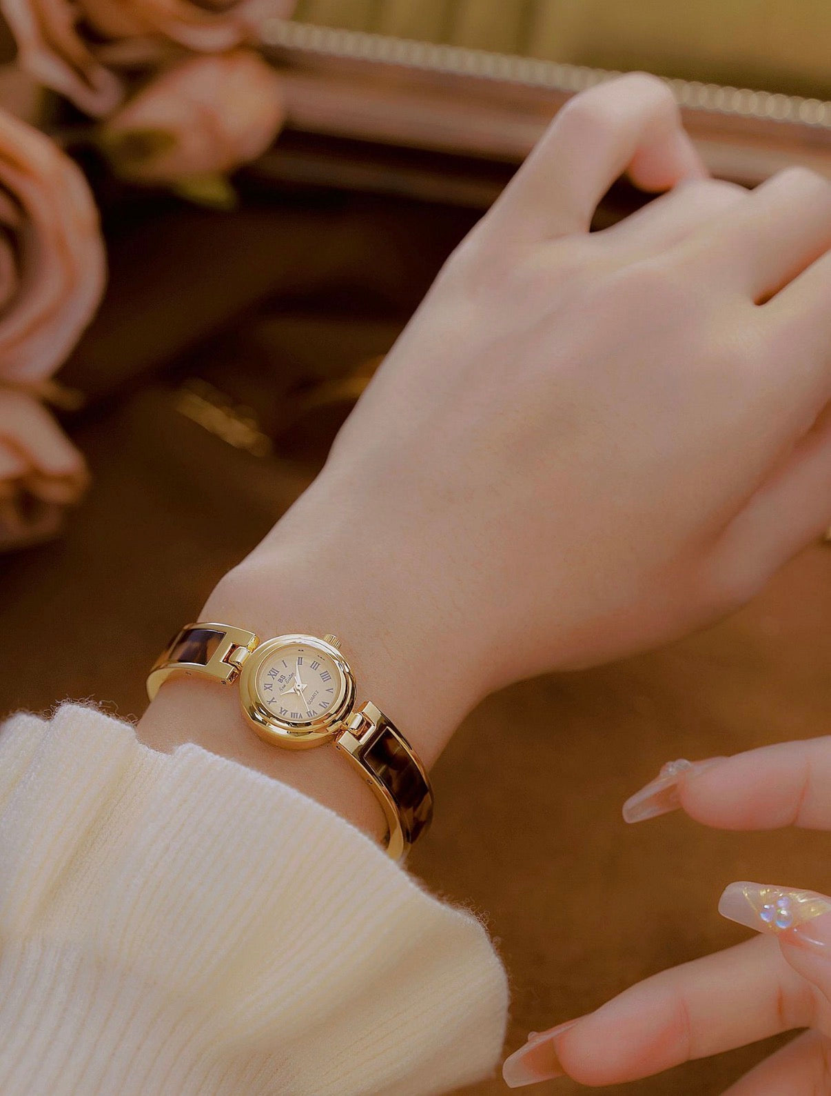 Women Quartz Watch Elegant Gold Case Resin Tortoiseshell Strap Roman Numerals Round Dial Retro