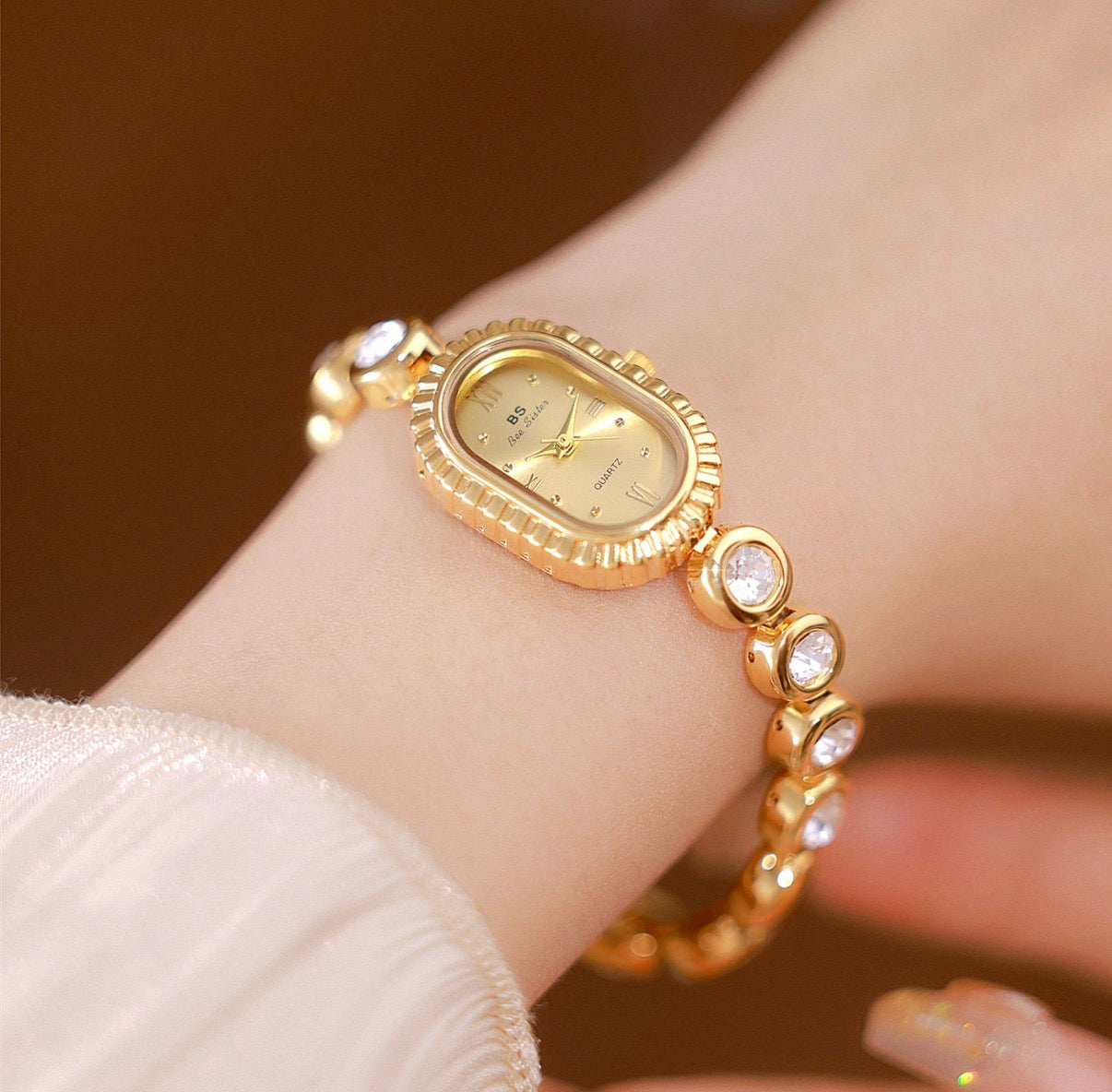 Vintage Women Quartz Watch Alloy Oval Dial Rhinestone Inlaid Wristwatch