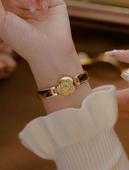 Women Quartz Watch Elegant Gold Case Resin Tortoiseshell Strap Roman Numerals Round Dial Retro