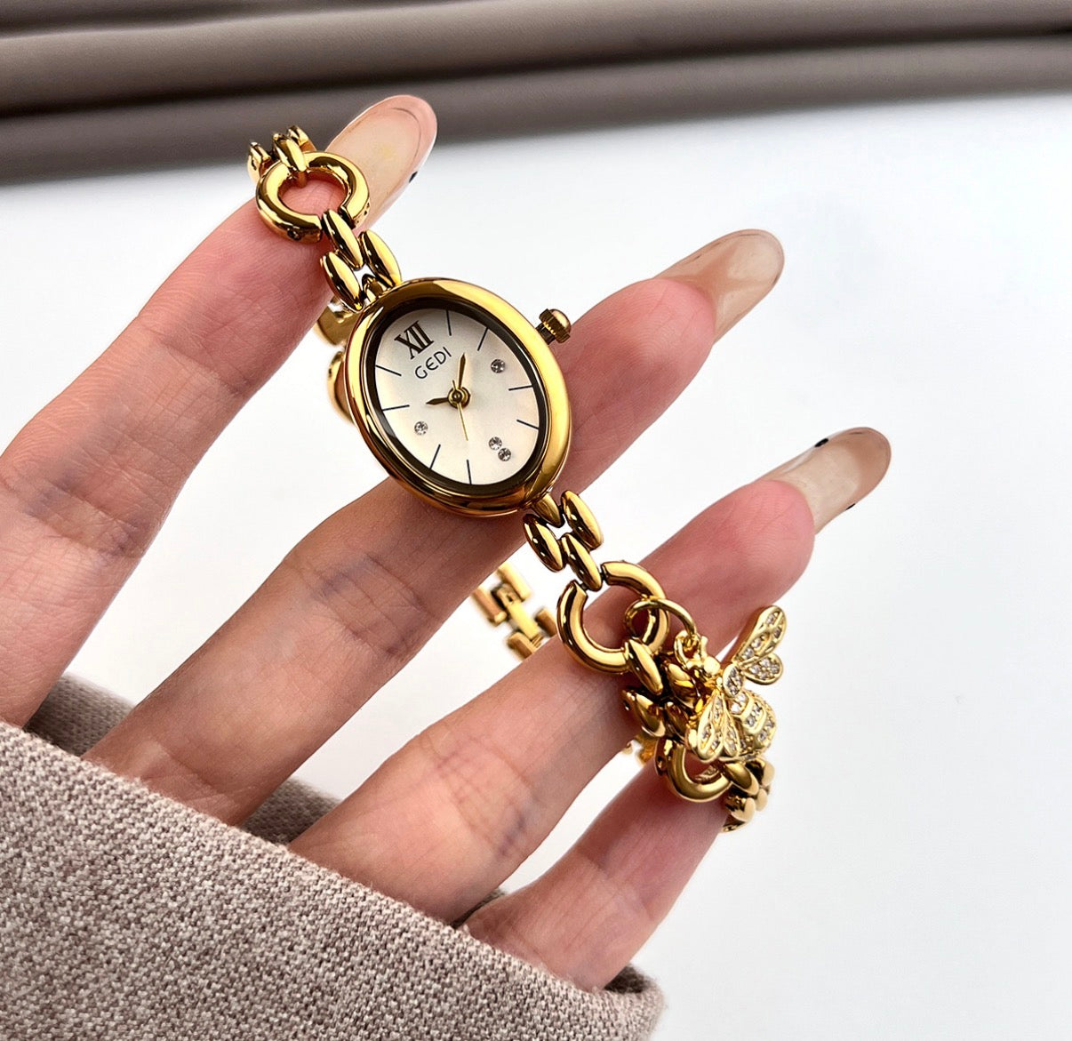 Women Quartz Watch Oval Dial Alloy Chain Bracelet Wristwatch With Bee Fish Charm Elegant Vintage Style